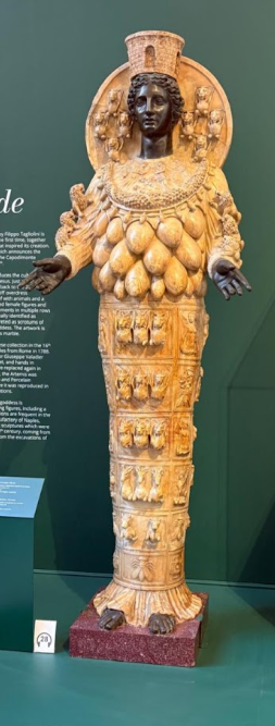Statua dell’Artemide Efesia esposta al MANN di Napoli nella mostra Parthenope. La Sirena e la città