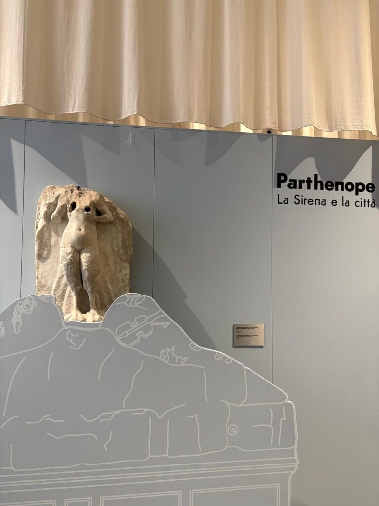 Statua di Spina Corona esposta al MANN di Napoli nella mostra Parthenope. La Sirena e la città