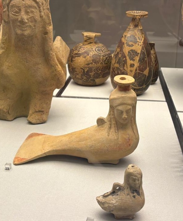 Balsamari antichi con figure di sirene esposti al MANN di Napoli nella mostra Parthenope. La Sirena e la città