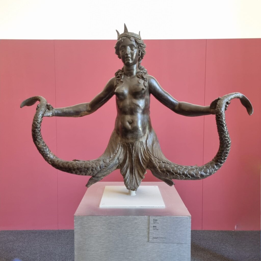 Statua in bronzo di una sirena proveniente dal MET esposta al MANN di Napoli nella mostra Parthenope. La Sirena e la città