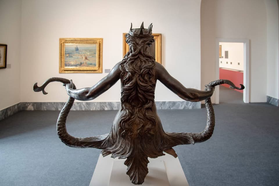 Vista posteriore della sirena in bronzo del MET esposta al MANN di Napoli nella mostra Parthenope. La Sirena e la città