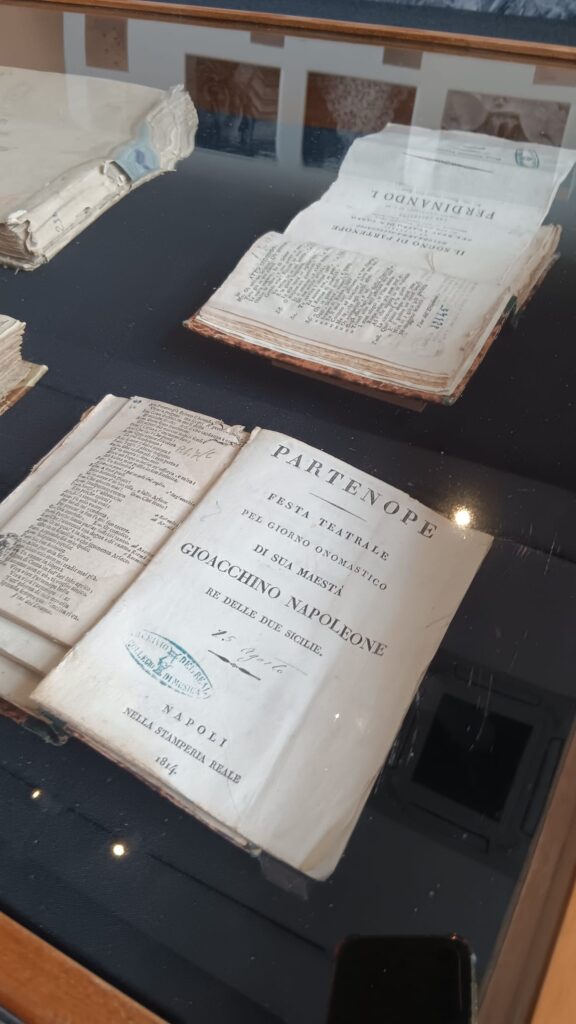 Libretto Partenope del 1814 dedicato a Gioacchino Murat esposto al MANN di Napoli nella mostra Parthenope. La Sirena e la città