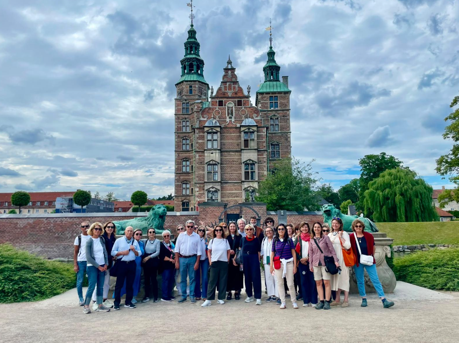 Gruppo di viaggio Webinarte davanti al Castello di Rosenborg a Copenaghen
