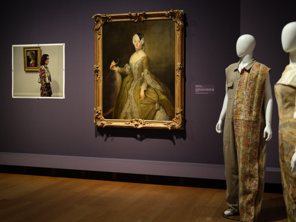 Moda e arte a Berlino: allestimento di Gallery Looks con abiti di Estelle Adeline Trasoglu e ritratto di Luise Ulrike di Prussia di Antoine Pesne