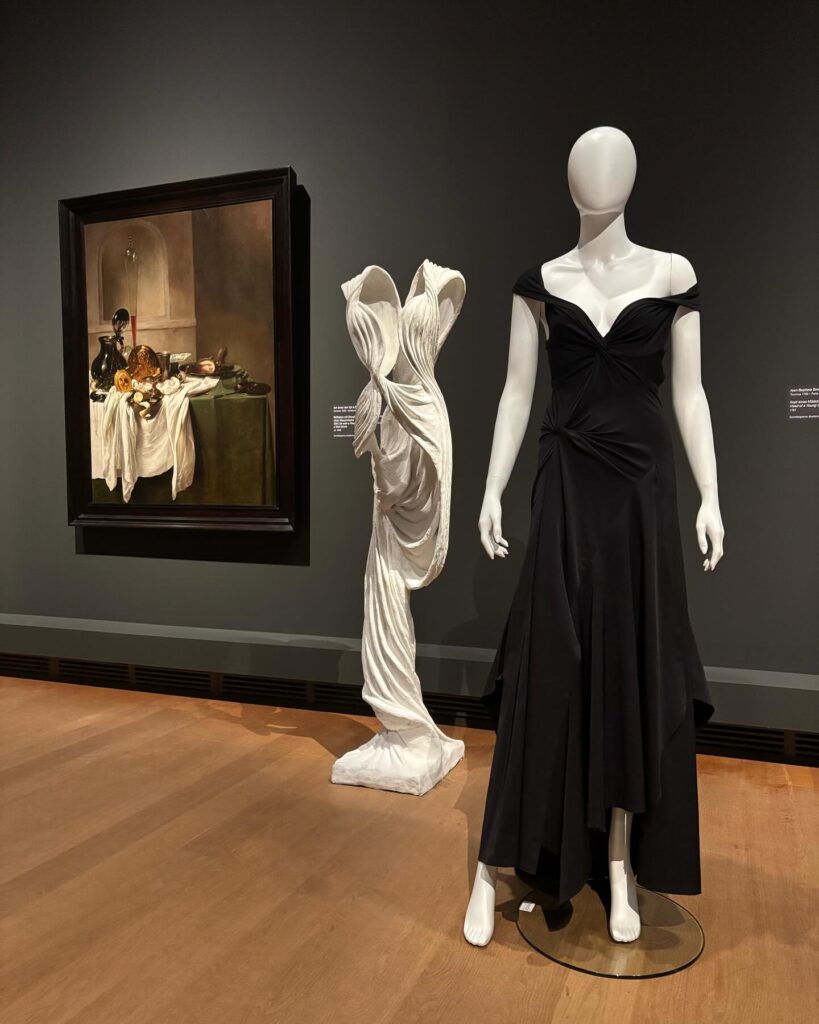 Moda e arte a Berlino: creazioni di Karen Jessen accanto alla natura morta di Jan Jansz. den Uyl nella mostra Gallery Looks