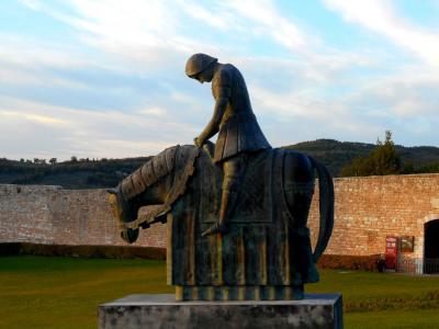 Il Pellegrino di Assisi di Norberto Proietti, scultura in bronzo con Francesco a cavallo davanti alla Basilica di Assisi