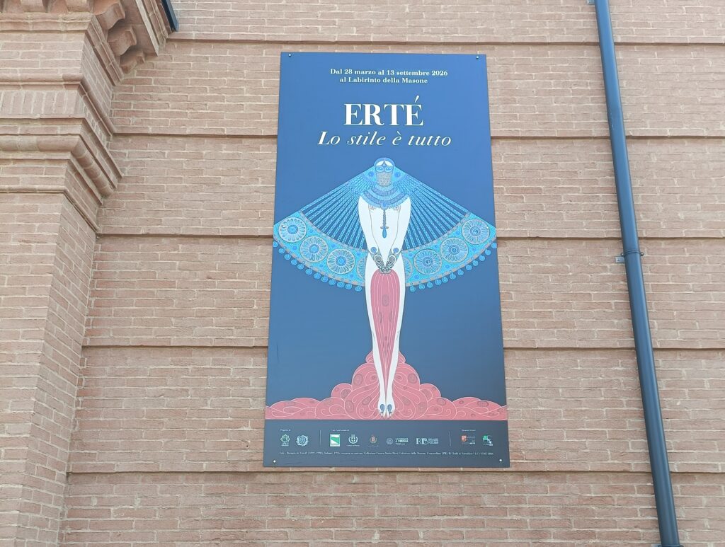 Manifesto della mostra Erté. Lo stile è tutto sulla facciata del Labirinto della Masone a Fontanellato