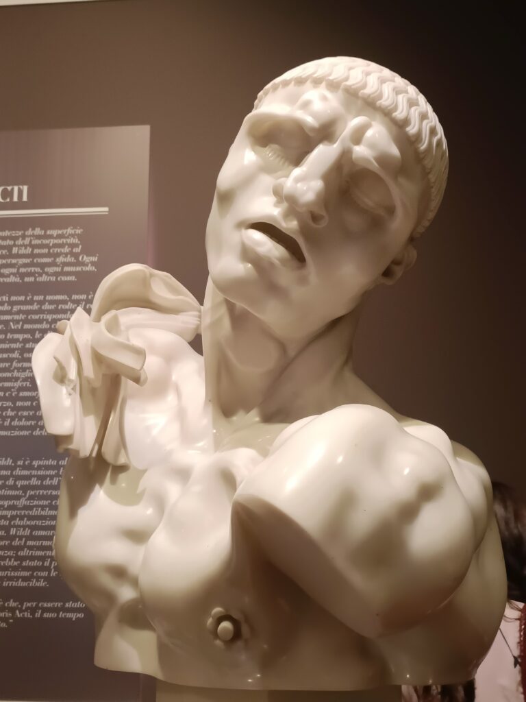 Vir Temporis Acti di Adolfo Wildt, scultura in marmo conservata al Labirinto della Masone