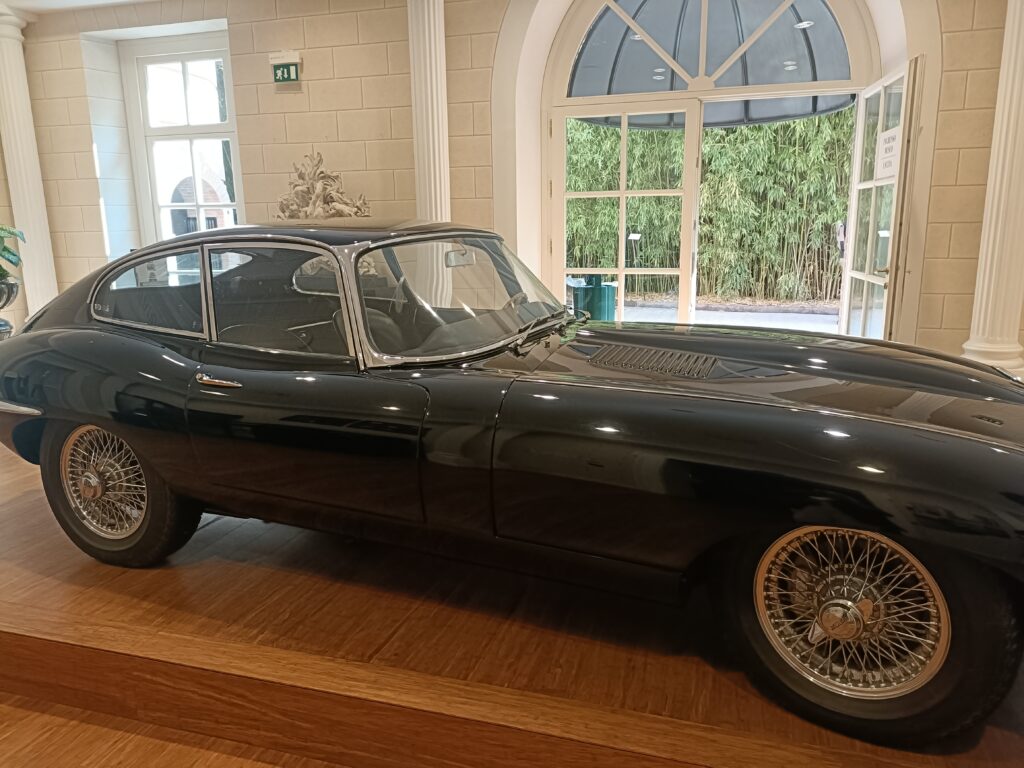 Jaguar E-Type nera appartenuta a Franco Maria Ricci, esposta al Labirinto della Masone